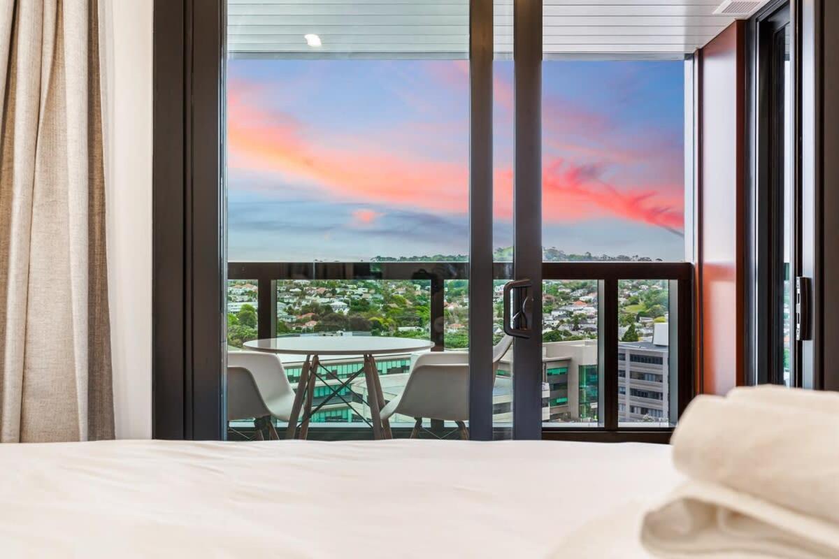 Stunning Ellerslie + Private Balcony Apartment